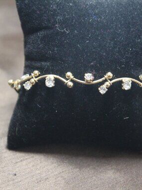 Bracelet vintage. Gold tone with crystals. Size 7. Monet. Worn.